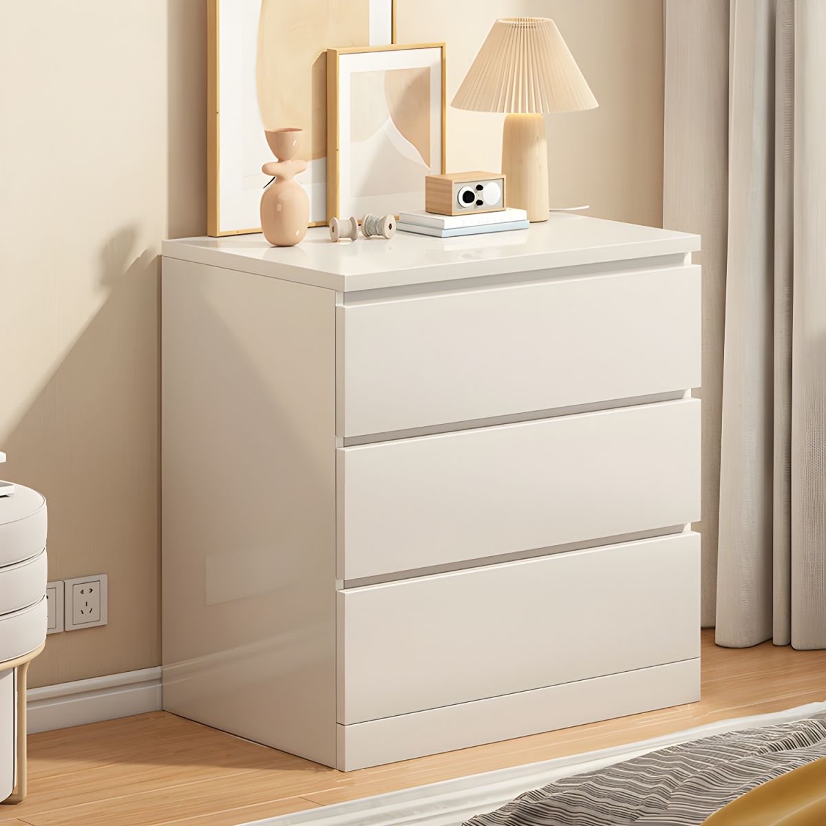 KOMODINE ME 3 FIJOKA E BARDHE NGA DRURI 45x35x60cm