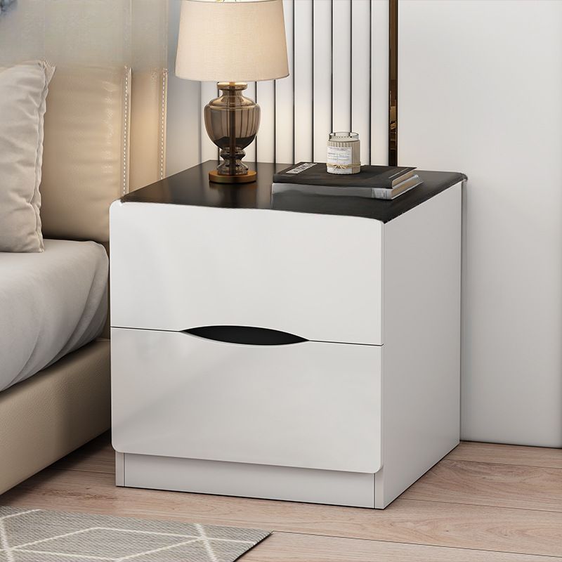 Komodinë me dy ndarje