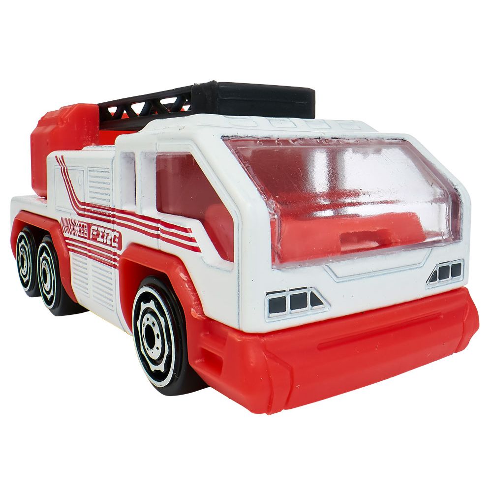 FIGURA NGA PLASTIKA PER FEMIJE NE FORMA VETURASH 1/64